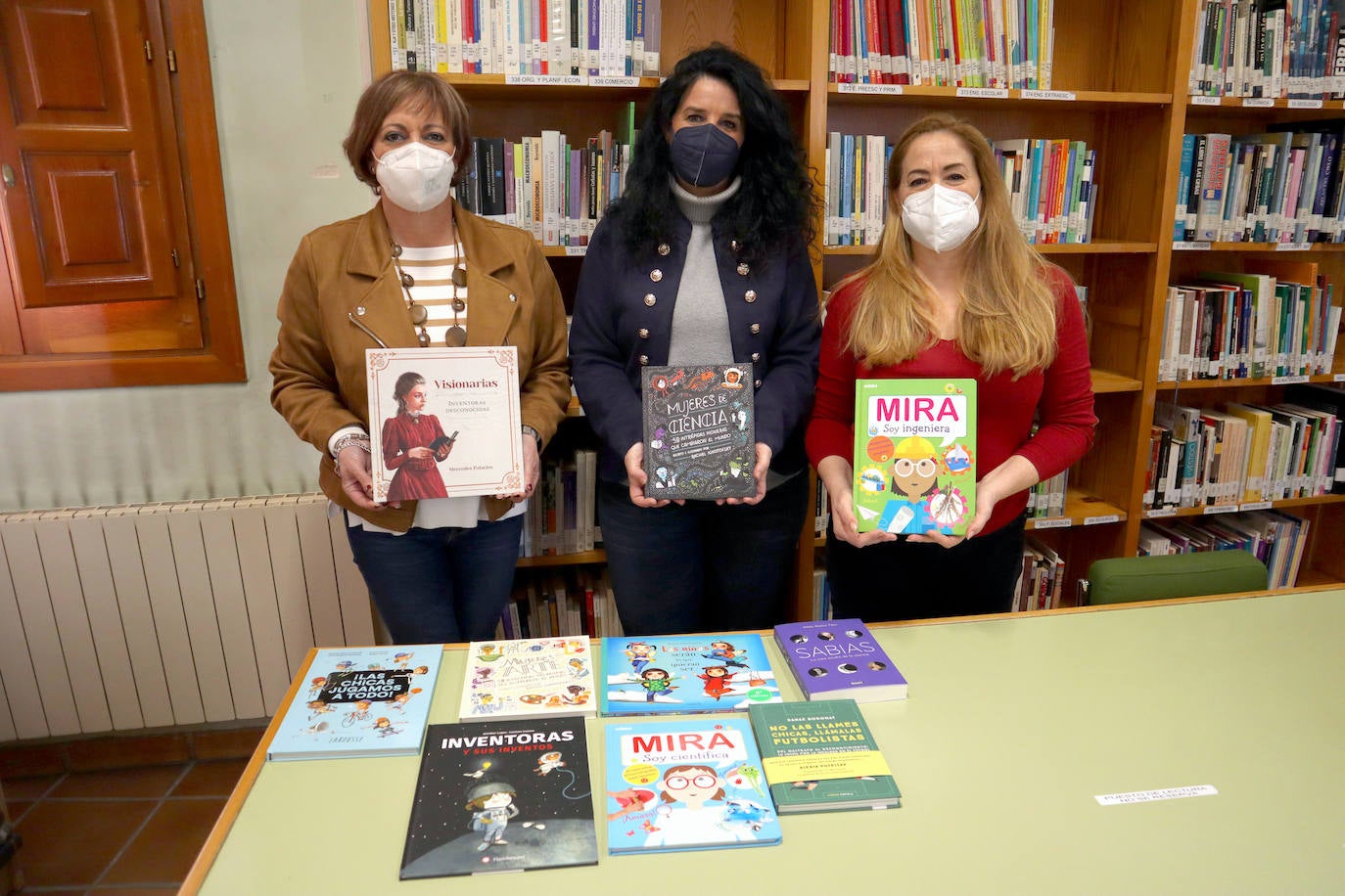 La biblioteca de Huétor Vega recibe un lote de libros de Diputación