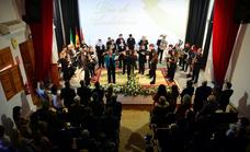 Los sanitarios y la comunidad educativa de Huétor Vega, homenajeados en el Día de Andalucía