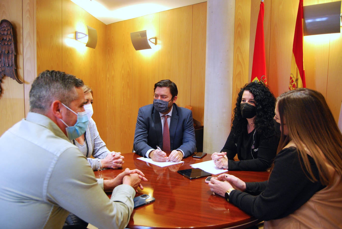 Reencuentro con López-Sidro en Huétor Vega para tratar las nuevas ayudas de la Junta al municipalismo