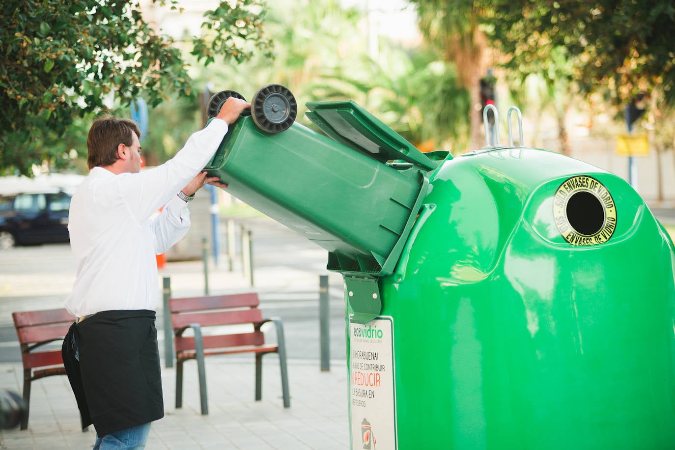 Huétor Vega pone en marcha una campaña para promover el reciclaje de envases de vidrio en la hostelería