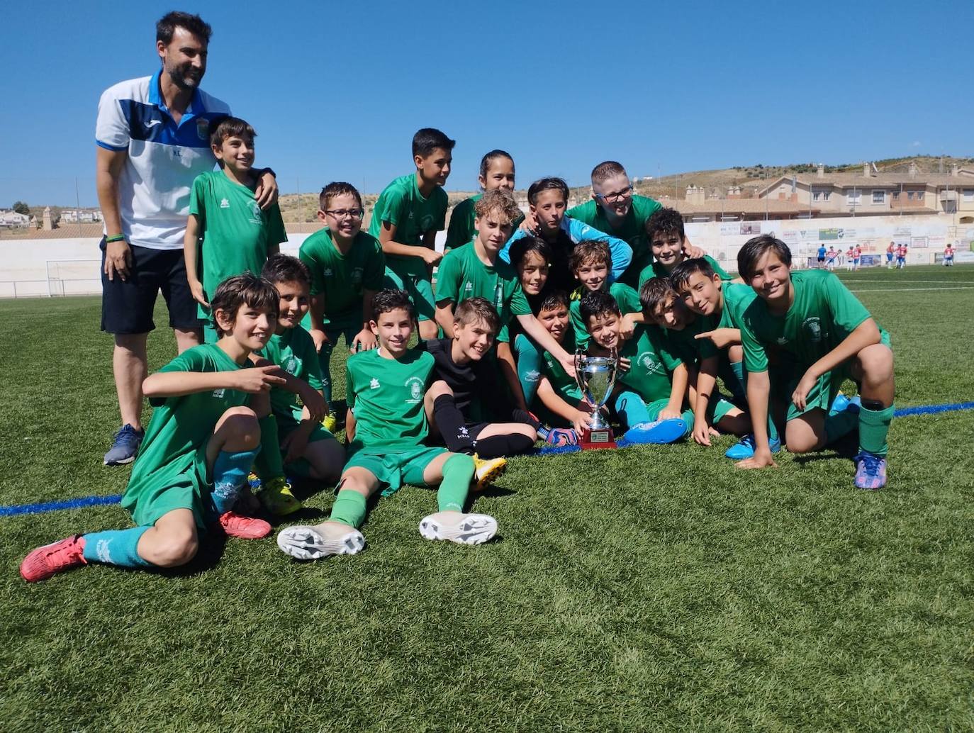 El alevín B del Huétor Vega se proclama campeón y le hacen pasillo