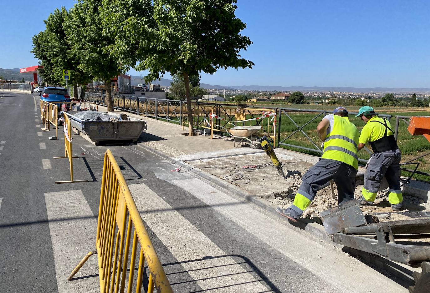 Huétor Vega adapta aceras de la avenida de Andalucía para hacerlas accesibles a personas con discapacidad