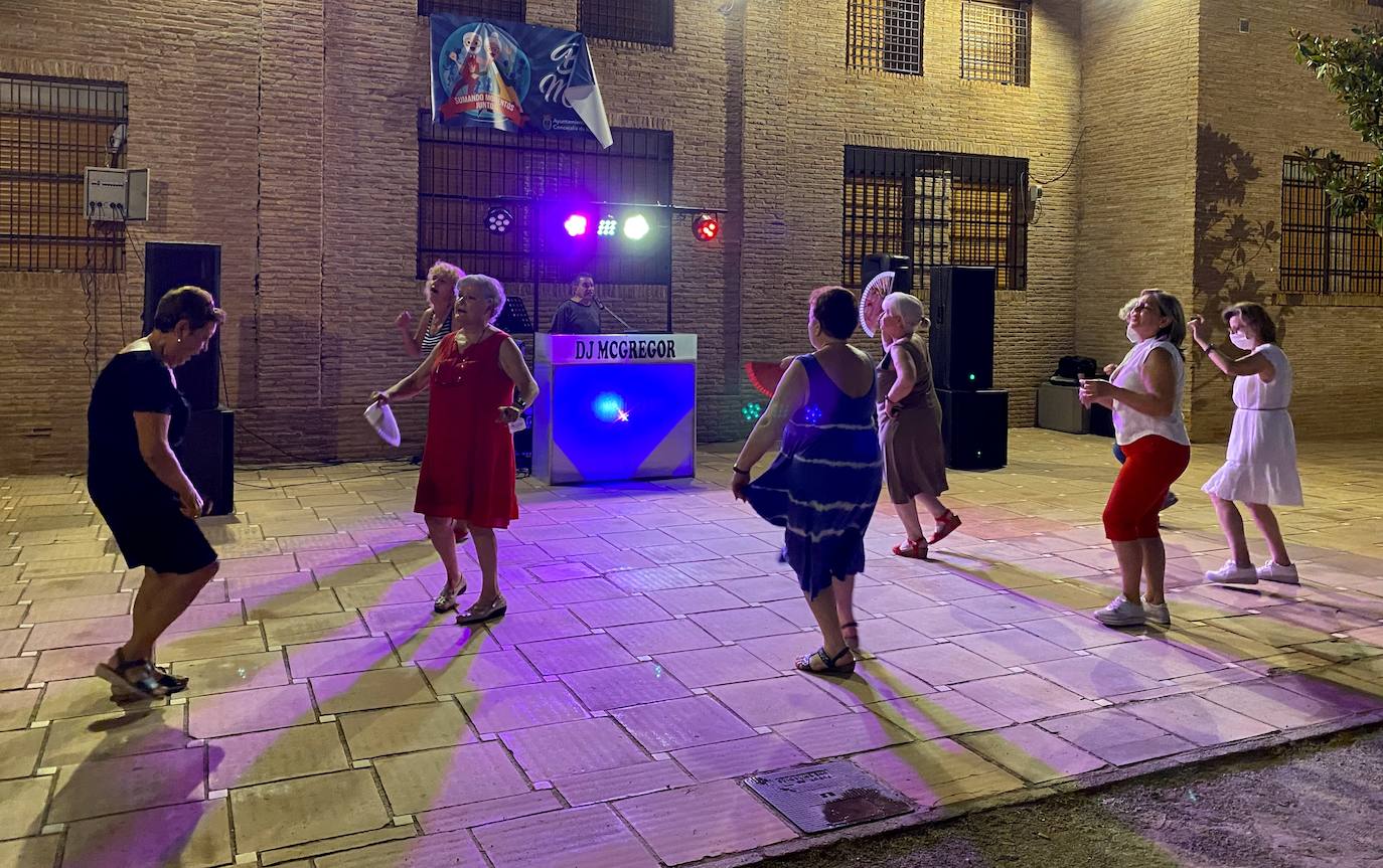 Baile para mayores en Huétor Vega, los jueves por la noche./D. l.