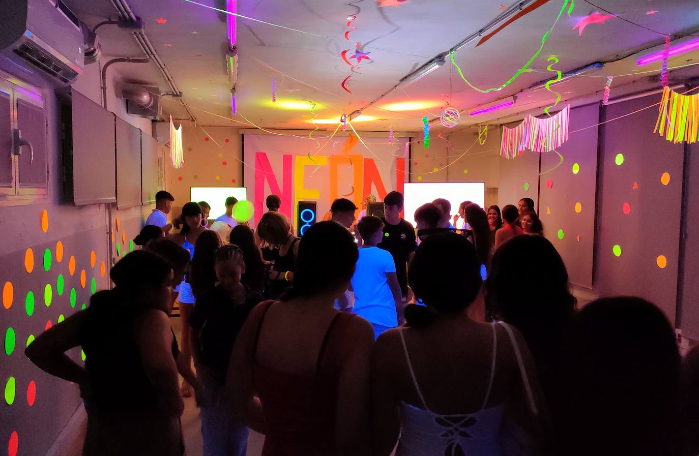 Los jóvenes vibran en la Fiesta de Neón de Huétor Vega
