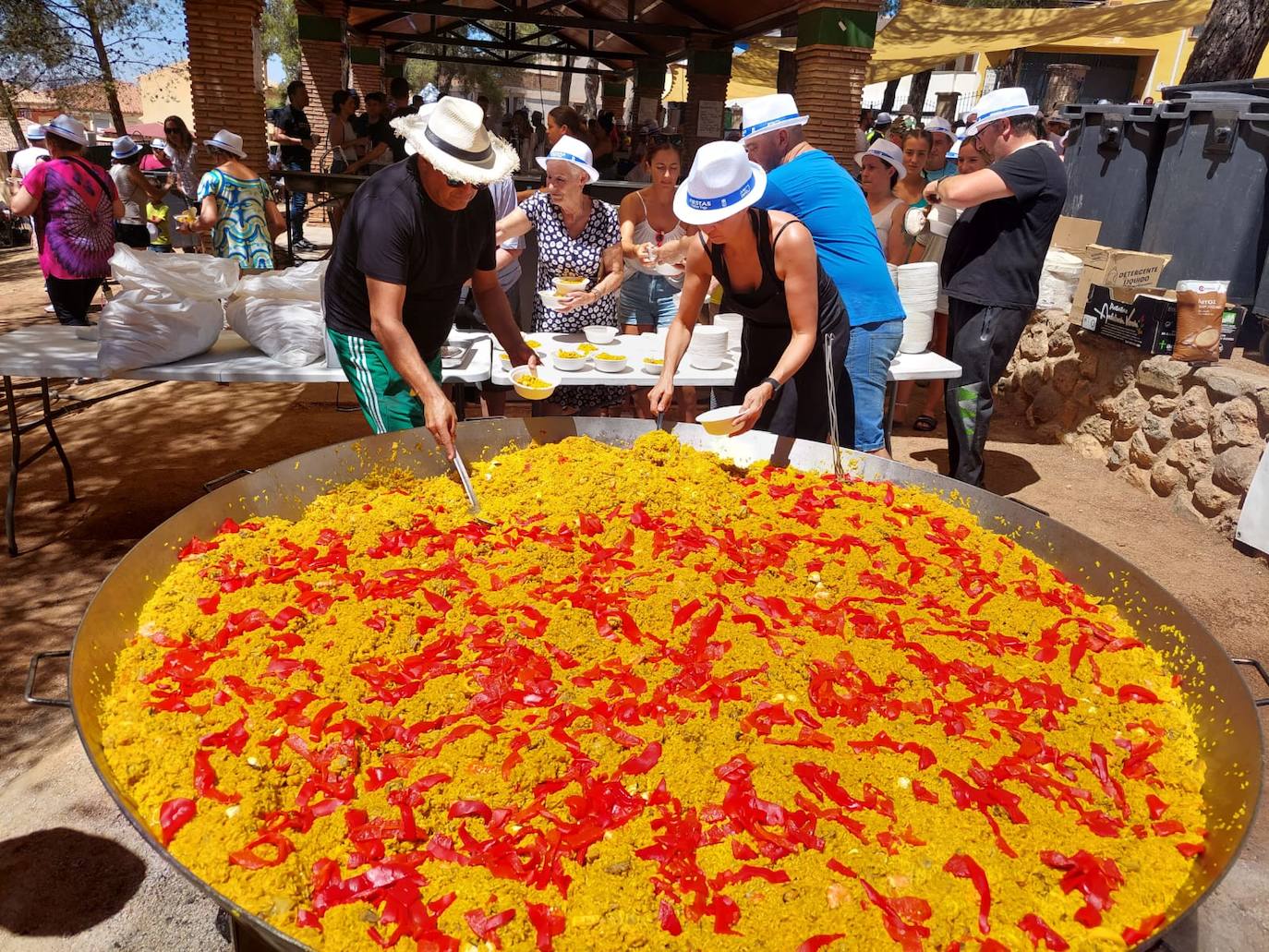La paella popular en Parque de los Pinos, uno de los encuentros más esperados de las fiestas de Huétor Vega.
