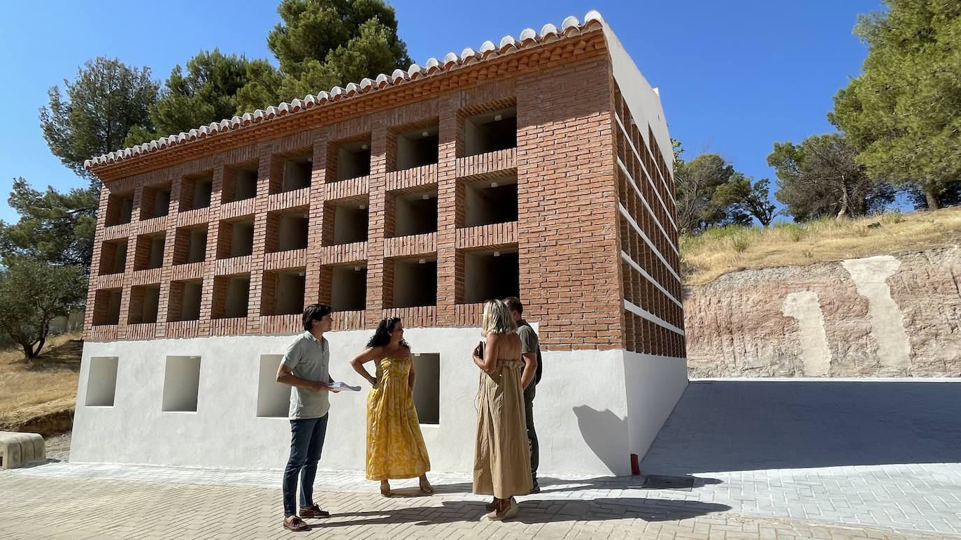 El cementerio municipal Virgen del Rosario de Huétor Vega amplía su capacidad con un nuevo pabellón