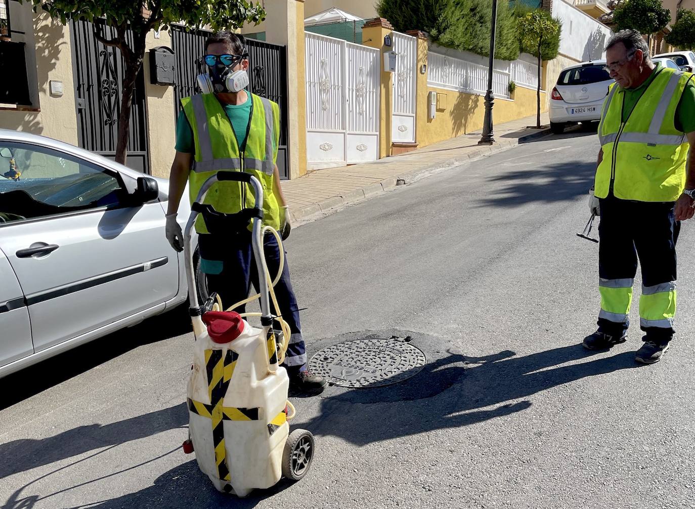 Huétor Vega realiza una desinsectación general para evitar la proliferación de cucarachas