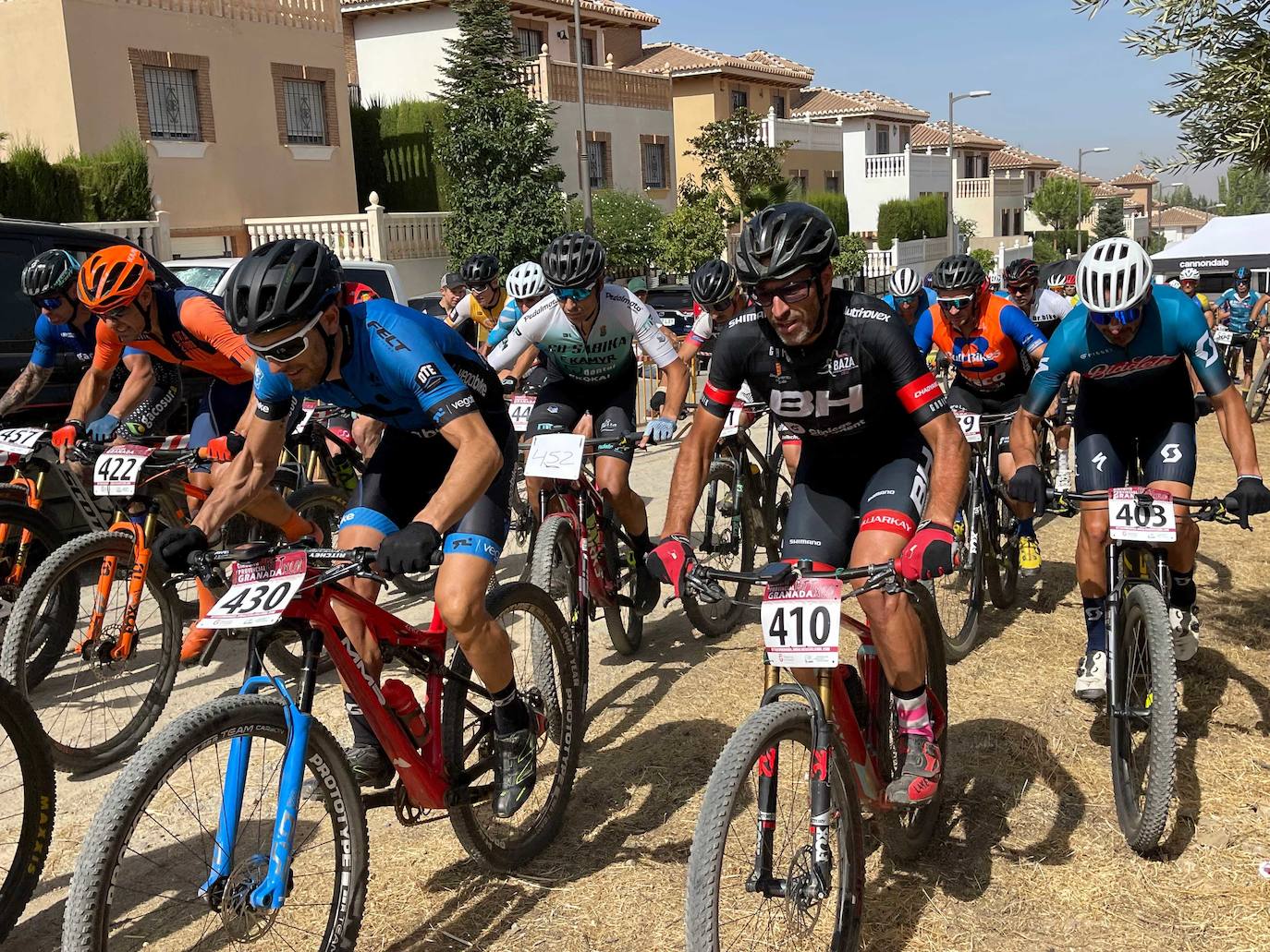 Doscientos 'bikers' se emplearon a fondo en el segundo 'Rally Pueblo de Huétor Vega'