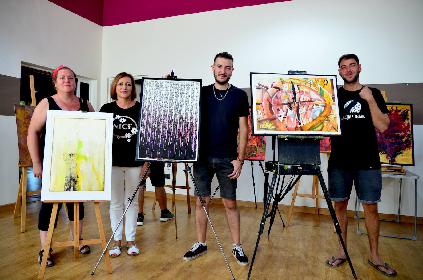 Los tres artistas premiados, con la concejala de Cultura de Huétor Vega, Elisa González Pedraza.