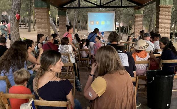El Aula Ambiental de Huétor Vega inicia el curso con una tarde 'de cine' en el Parque de los Pinos