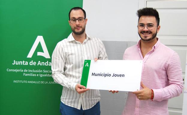 Huétor Vega recibe la placa conmemorativa de Municipio Joven