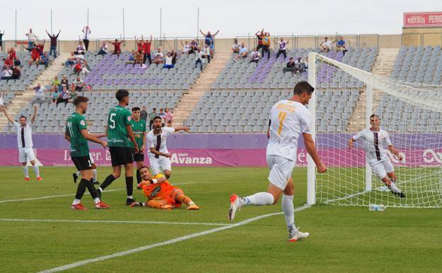 Tropiezo del Huétor Vega en el estadio del Real Jaén