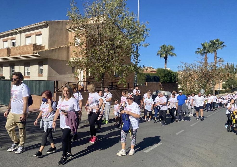Casi doscientas personas marchan por las calles de Huétor Vega para visibilizar la fibrosis quística