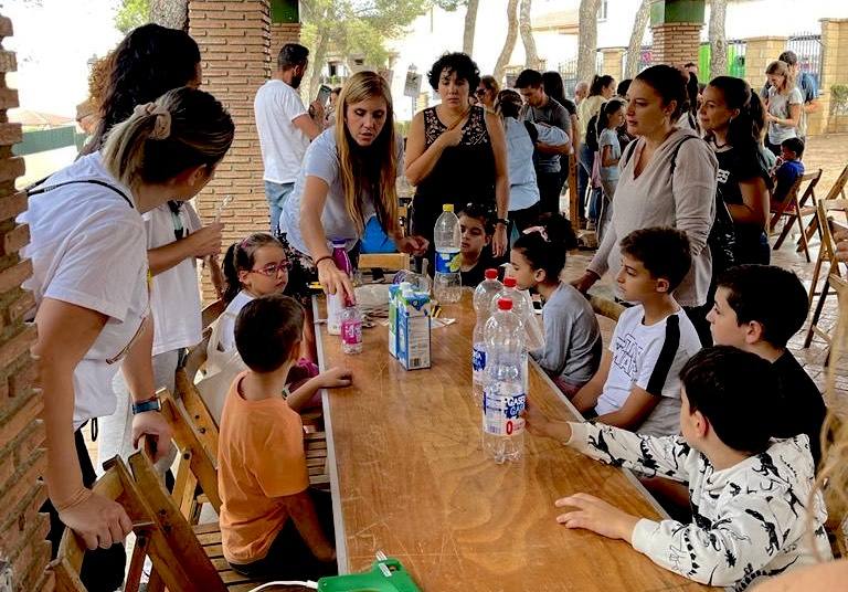 El Aula Ambiental de Huétor Vega decorará la plaza Abdal Malik con materiales reciclados