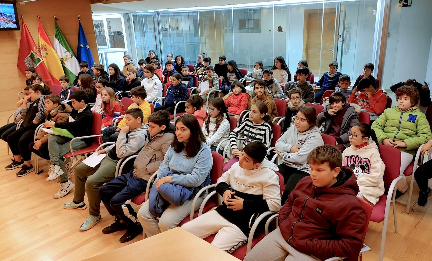 El colegio Nuestra Señora de las Angustias conoce las entrañas del Ayuntamiento de Huétor Vega
