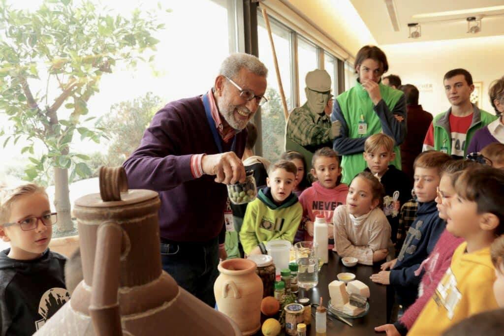 El CEIP Nuestra Señora de las Angustias explora en la ciencia que hay detrás del cultivo de la aceituna