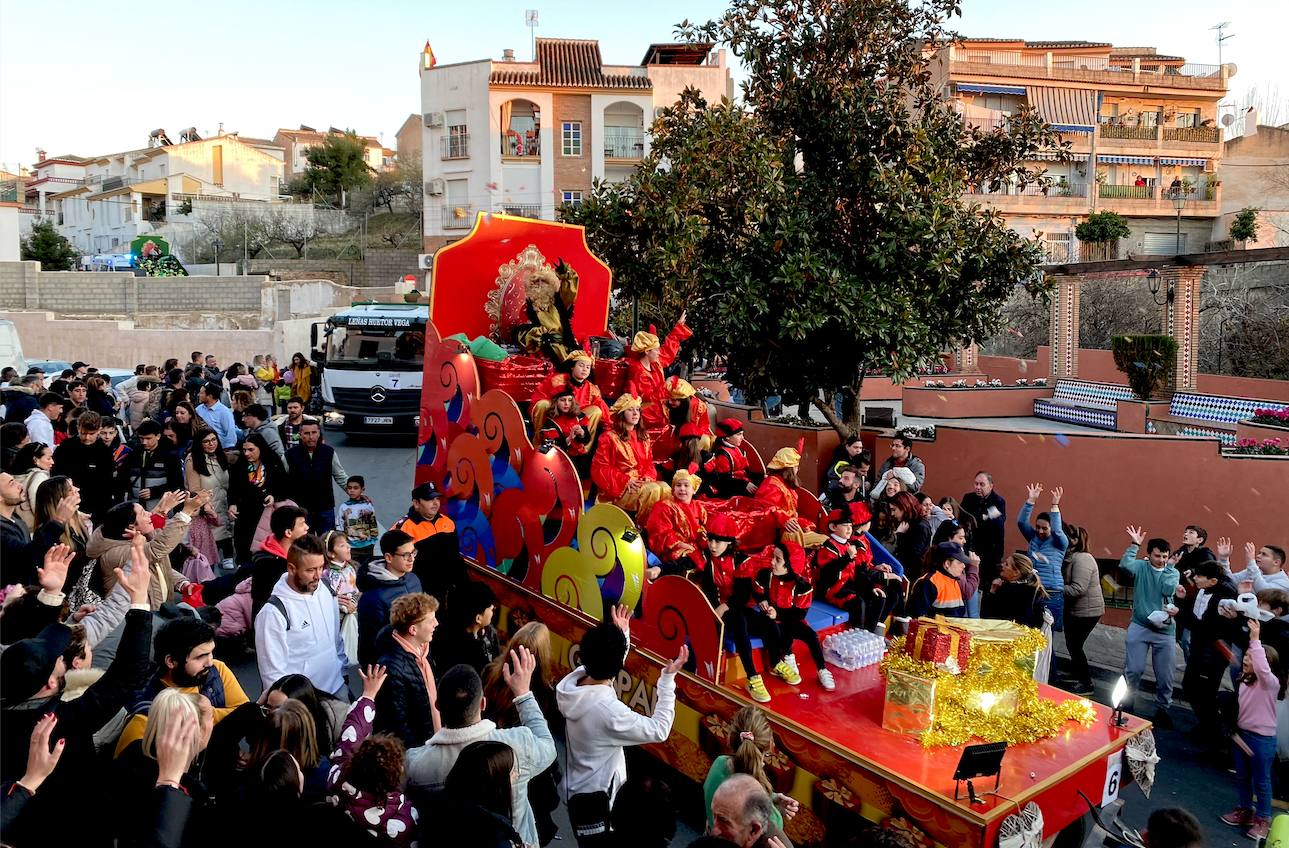 Cabalgata en Huétor Vega: caramelos, personajes y semillas de futuros árboles