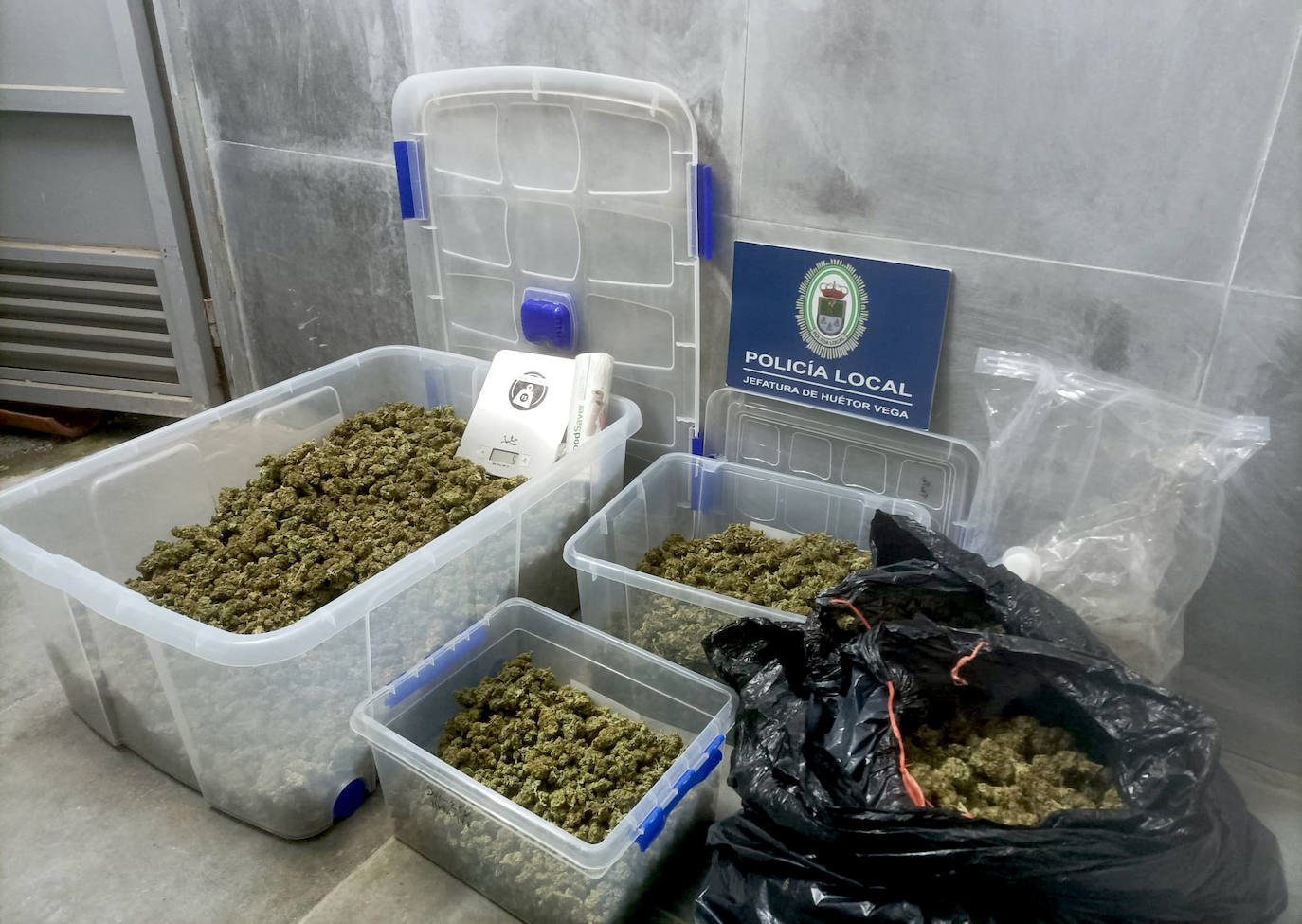 Policía Local localiza un gran alijo de marihuana y munición de escopeta en una nave de Huétor Vega