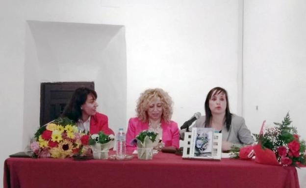 La escritora María Espínola presenta en Las Gabias su poemario 'Pensamientos'