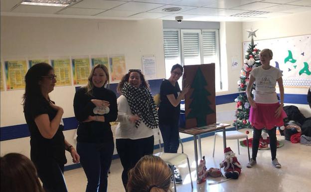 Profesoras de La Zubia visitan a los niños del Materno Infantil