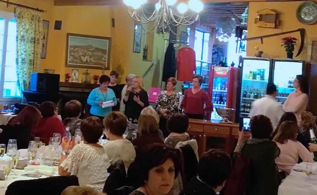 El encuentro navideño de la Asamblea de Mujeres Clara Campoamor de La Zubia