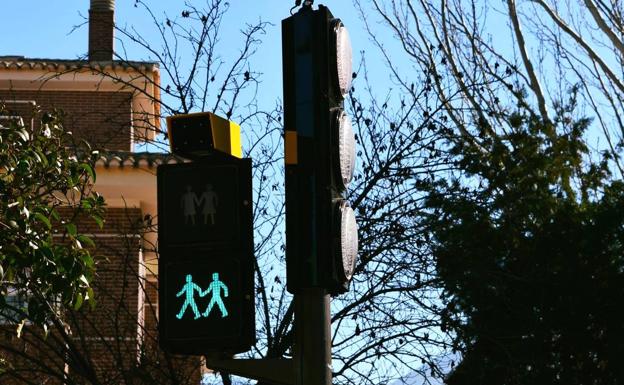 La calle Laurel de la Reina estrena un nuevo sistema de semáforos
