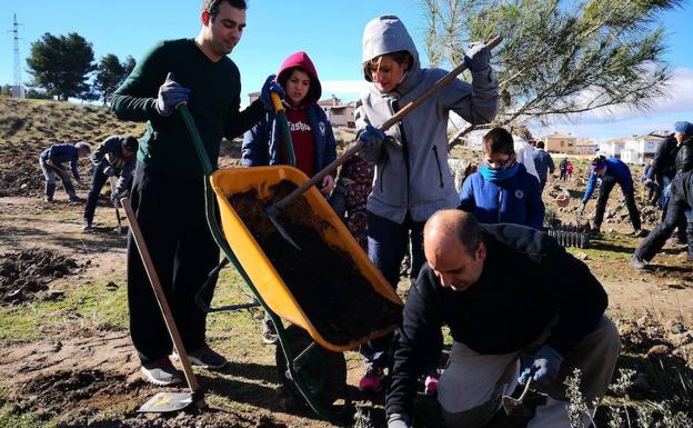 Los vecinos de La Zubia responden a la llamada para repoblar el vivero