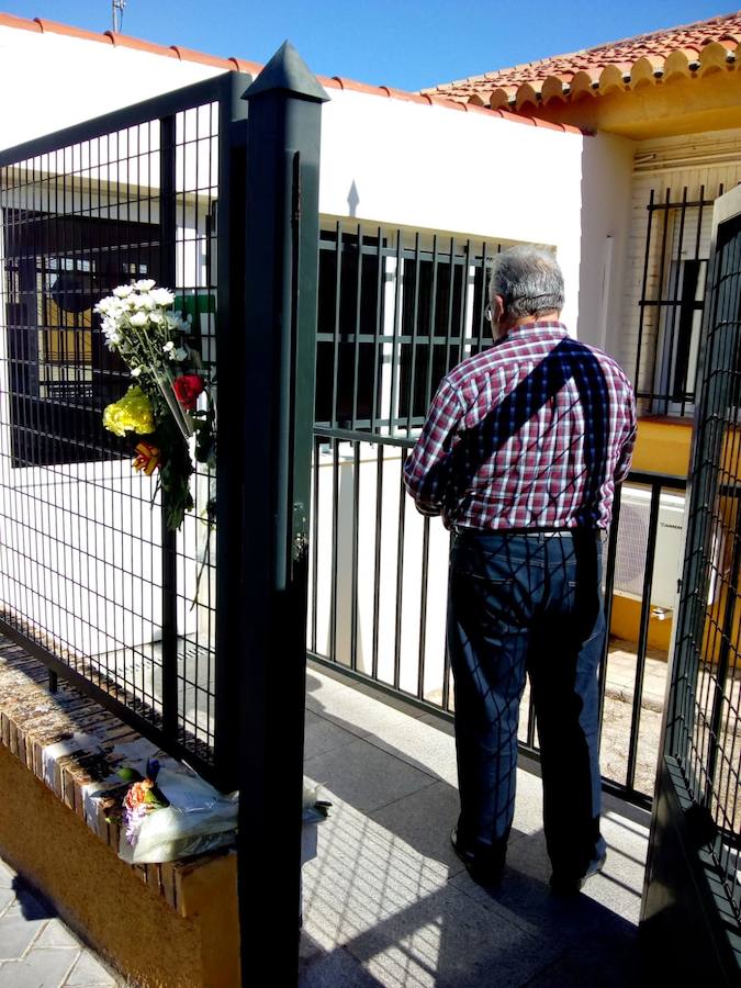 Varios vecinos dejan flores para José Manuel en el cuartel de La Zubia