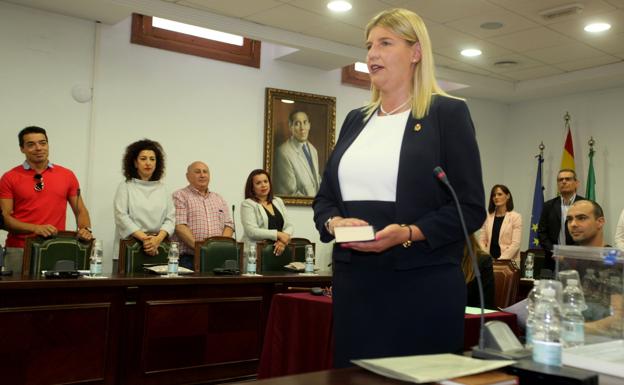 Inmaculada Hernández (PP) se hace con el bastón de mando en La Zubia
