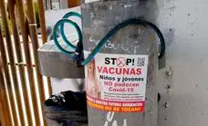 El Ayuntamiento de La Zubia retira pegatinas con mensajes 'antivacunas' colocadas frente al IES Trevenque