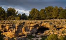 La Zubia muestra las cuevas prehistóricas del Parque Natural de Sierra Nevada