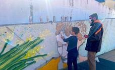 El alumnado de un colegio de La Zubia pinta un grafiti dedicado a doce mujeres destacadas