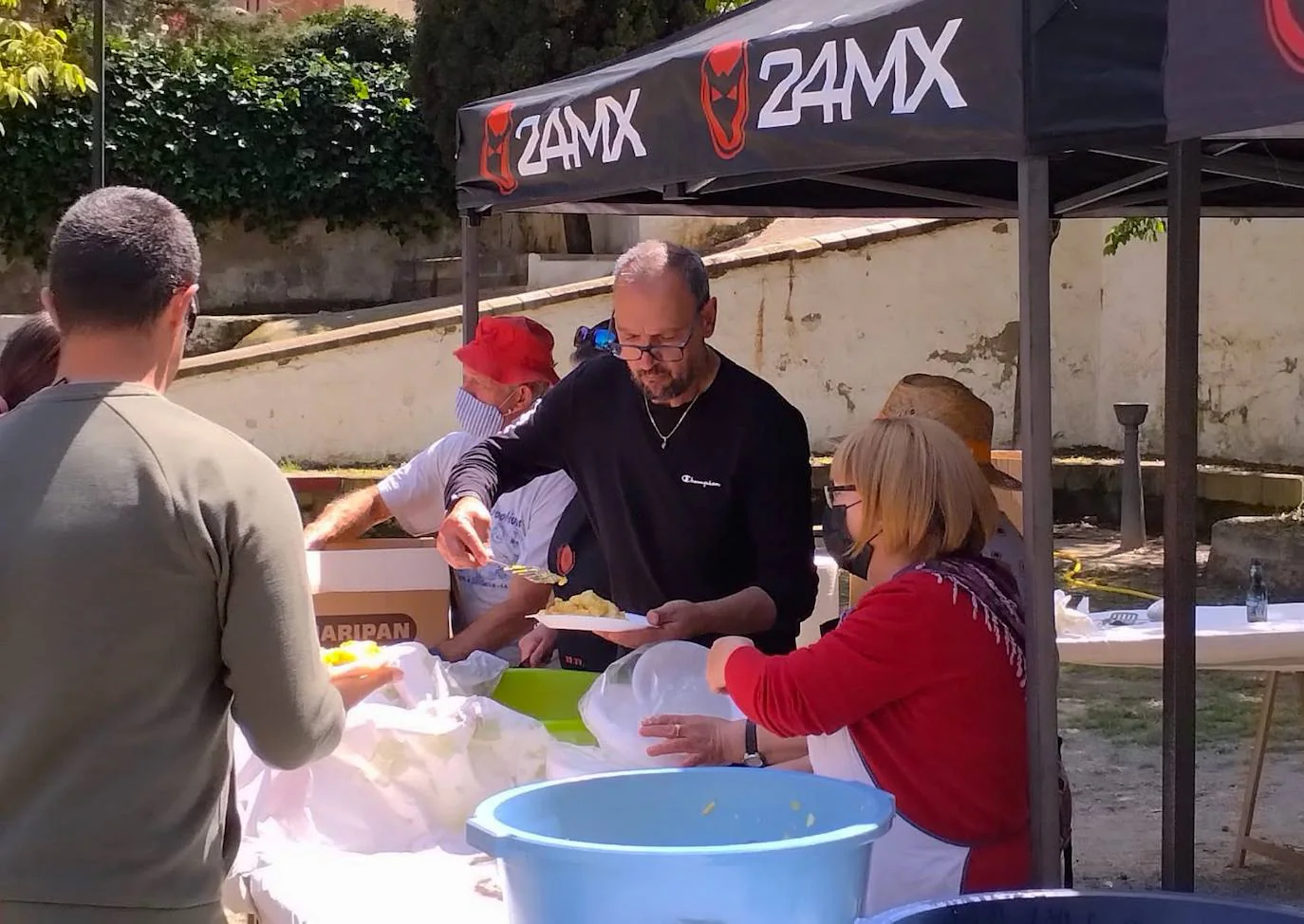 El barrio de San Antonio de La Zubia reparte 200 kilos de 'papas a lo pobre' para dar la bienvenida a la primavera