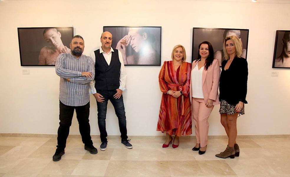La exposición fotográfica 'Silencio' denuncia la violencia machista en el Centro Carmen Jiménez de La Zubia
