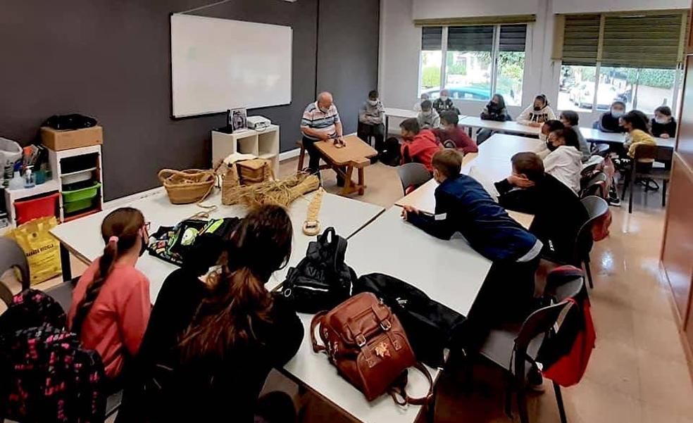 Los escolares de La Zubia aprenden a trabajar el esparto de la mano de artesanos locales