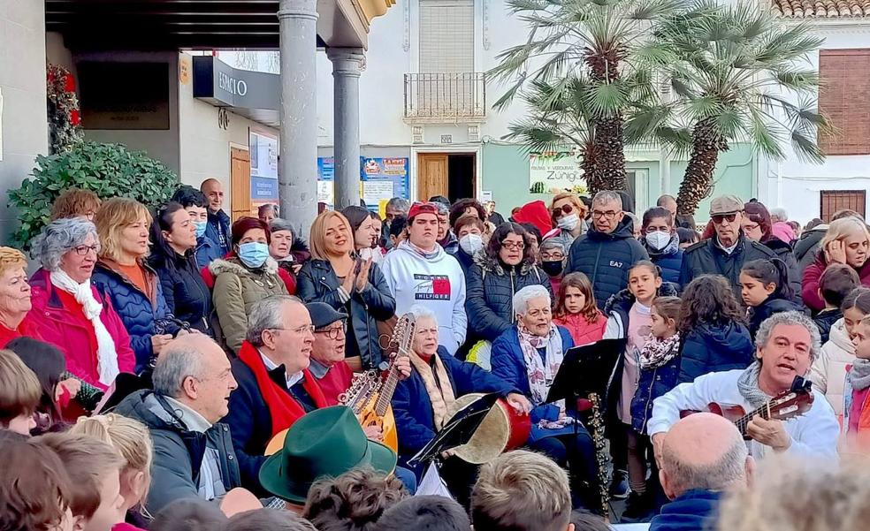 Más de trescientos escolares y mayores de La Zubia cantan villancicos tradicionales