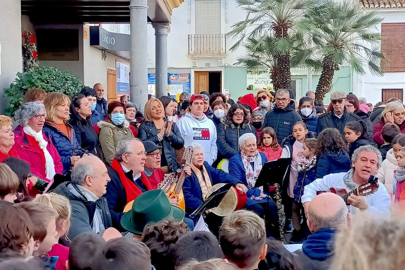 Más de trescientos escolares y mayores de La Zubia cantan villancicos tradicionales