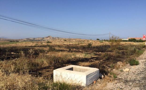 Evitan que un incendio en Mojácar se expanda a una gasolinera