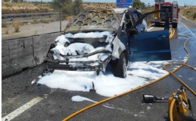 Arde un vehículo en marcha en Los Gallardos