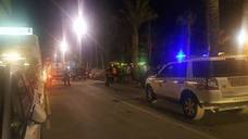 Se prende fuego un coche en pleno paseo del Malecón de Garrucha