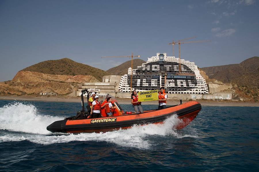 Activistas de Greenpeace escalan la fachada del Algarrobico para repintar la leyenda 'Hotel Ilegal'