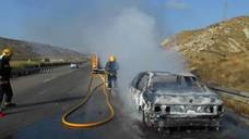 Bomberos del Levante extinguen un nuevo incendio de un coche en plena autovía