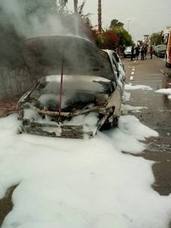 Bomberos del Levante apagan el incendio de otro coche, esta vez en la playa de Vera