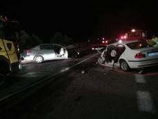 Bomberos del Levante rescatan a dos personas atrapadas en su coche tras un accidente