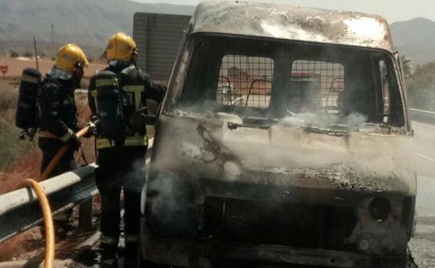 Arde un nuevo vehículo en la A-7