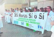 Profesionales sanitarios se concentran por las 35 horas en La Inmaculada