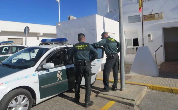 Le agreden con un arma blanca al no darles tabaco y le roban el móvil en Campohermoso