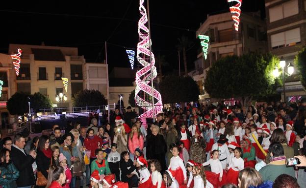 El concurso de villancicos y el encendido del alumbrado inician la Navidad