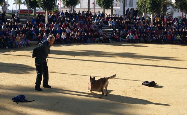 Los escolares disfrutan de las fuerzas y cuerpos de seguridad del Estado