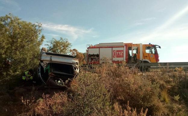Pierde el control de su vehículo en la A-7 y cae por un desnivel